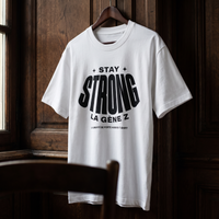 Gros plan du t-shirt Gen Z blanc « Stay Strong la Gène Z » sur cintre, vue trois-quarts – CHT'M Boutique