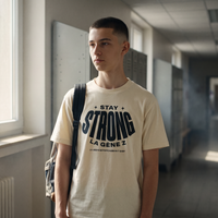Lycéen portant le t-shirt Gen Z crème « Stay Strong la Gène Z » dans un couloir de lycée – t-shirt manif pas cher CHT'M