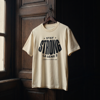 T-shirt Gen Z crème « Stay Strong la Gène Z » sur cintre en bois dans un intérieur sombre – t-shirt manif original CHT'M