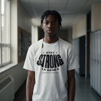 Lycéen portant le t-shirt Gen Z gris avoine « Stay Strong la Gène Z » dans un couloir de lycée – t-shirt manif pas cher CHT'M