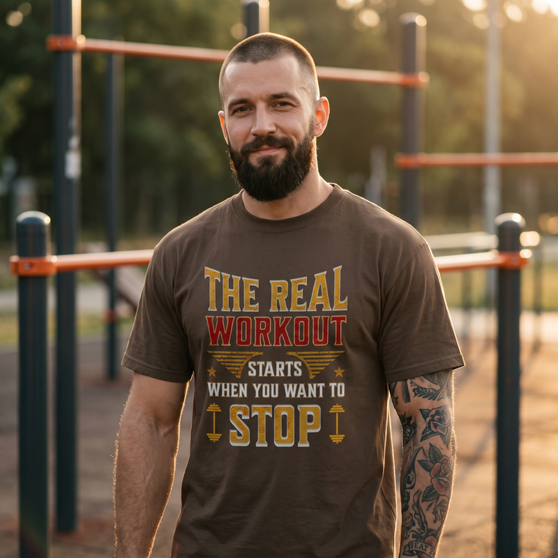 T-shirt oversized heavyweight marron porté par un homme, print The Real Workout Starts When You Want To Stop, street workout