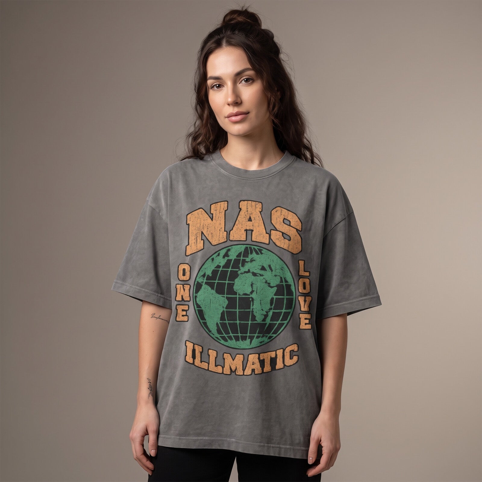 Femme portant le t-shirt hip-hop Nas Illmatic gris anthracite oversize, imprimé globe One Love