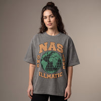 Femme portant le t-shirt hip-hop Nas Illmatic gris anthracite oversize, imprimé globe One Love
