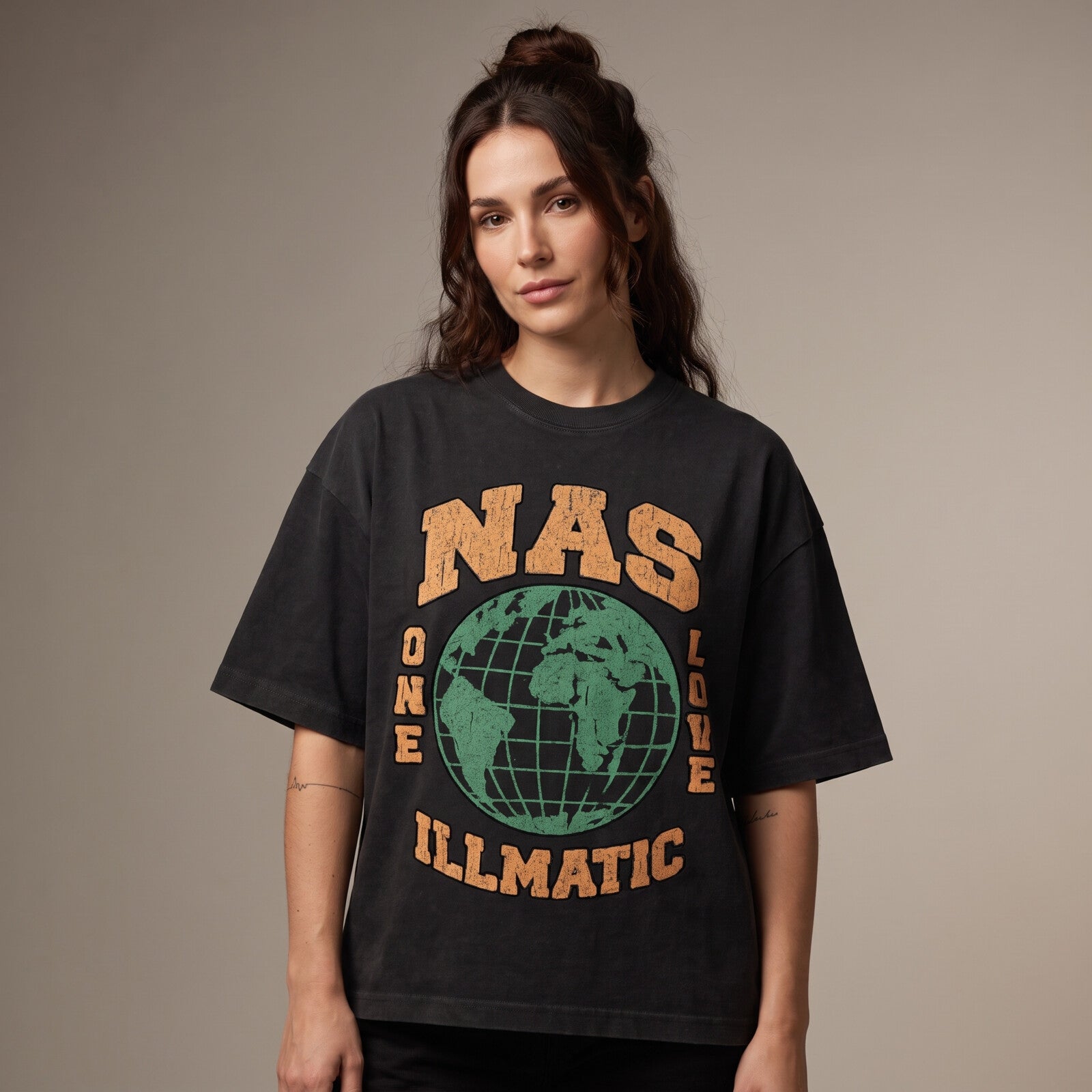 Femme portant le t-shirt hip-hop Nas Illmatic noir oversize, imprimé globe One Love