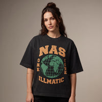 Femme portant le t-shirt hip-hop Nas Illmatic noir oversize, imprimé globe One Love