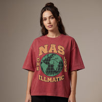 Femme portant le t-shirt hip-hop Nas Illmatic rouge brique oversize, imprimé globe One Love