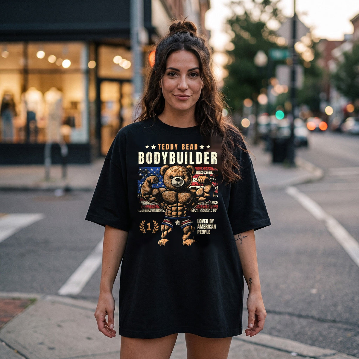 Femme portant le t-shirt humour musculation ourson bodybuilder noir oversize en ville, streetwear belge CHT'M