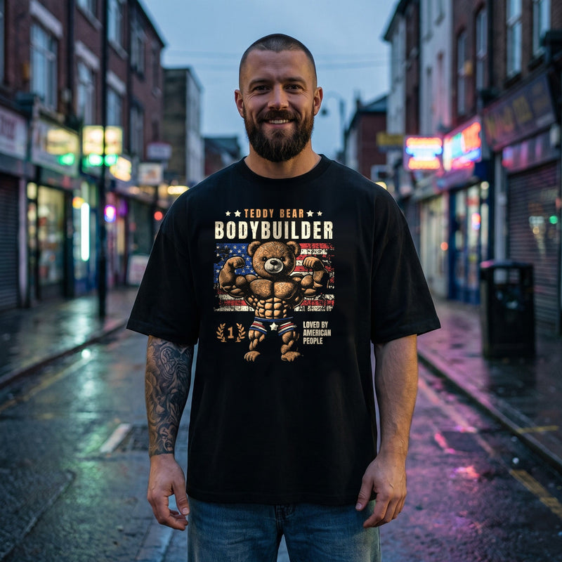 Homme portant le t-shirt humour musculation ourson bodybuilder noir en rue le soir, streetwear belge CHT'M