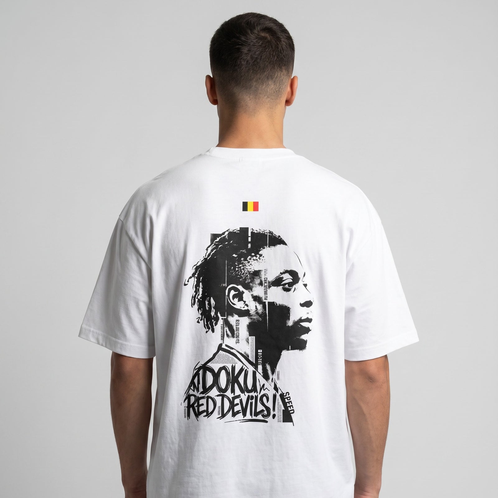 T-shirt oversized Jeremy Doku Diables Rouges blanc porté de dos, portrait floqué et drapeau belge