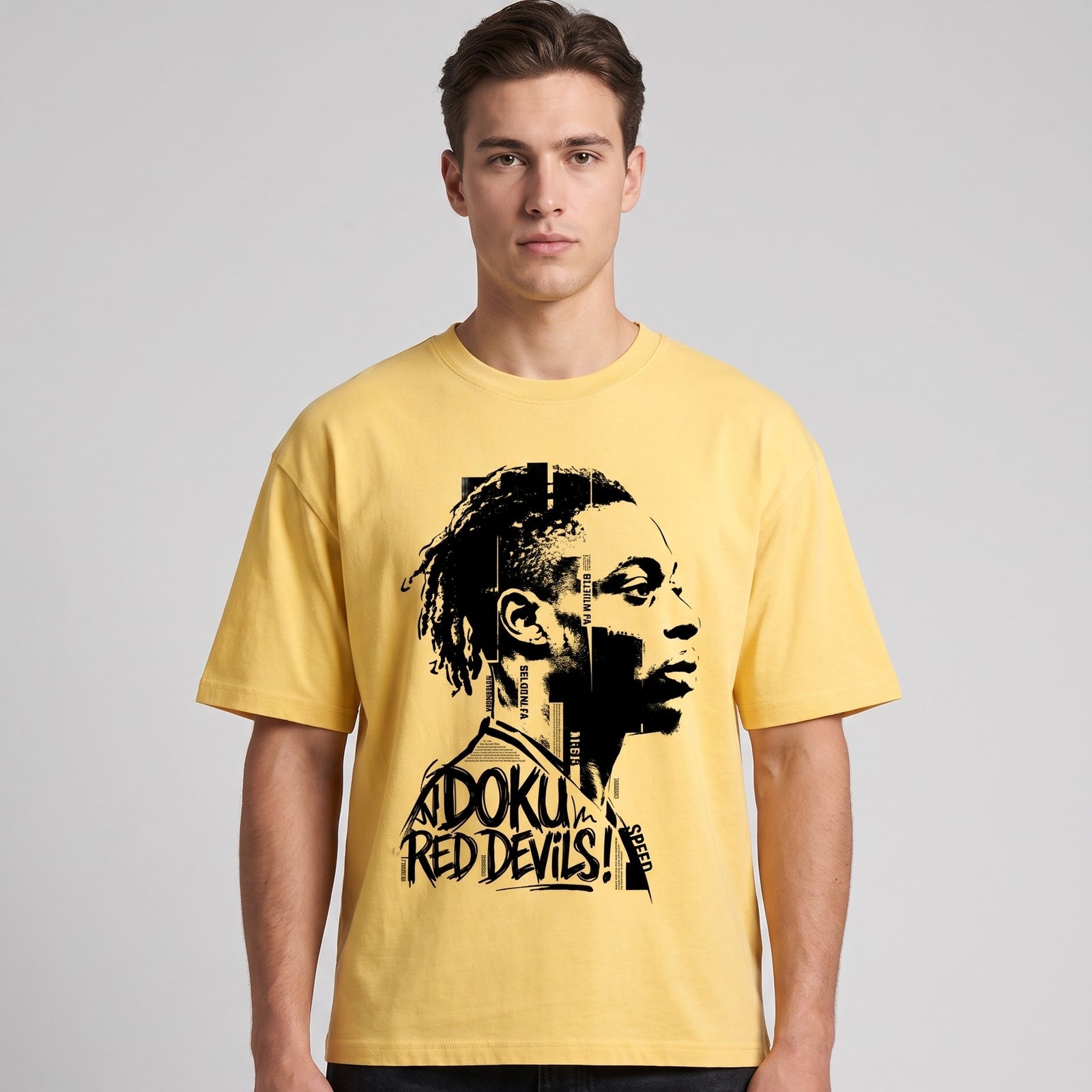 T-shirt oversized Jeremy Doku jaune citron porté, portrait Speed et lettrage Red Devils