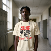 Lycéen portant le t-shirt manif crème « Silence en classe, pas dans la rue » dans un couloir de lycée – tshirt genz pas cher CHT'M
