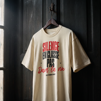 T-shirt manif crème « Silence en classe, pas dans la rue » sur cintre en bois – t-shirt manif original CHT'M