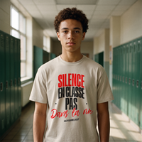 Lycéen portant le t-shirt manif gris avoine « Silence en classe, pas dans la rue » dans un couloir de lycée – tshirt genz pas cher CHT'M