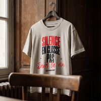 Gros plan du t-shirt manif gris avoine « Silence en classe, pas dans la rue » sur cintre – CHT'M Boutique