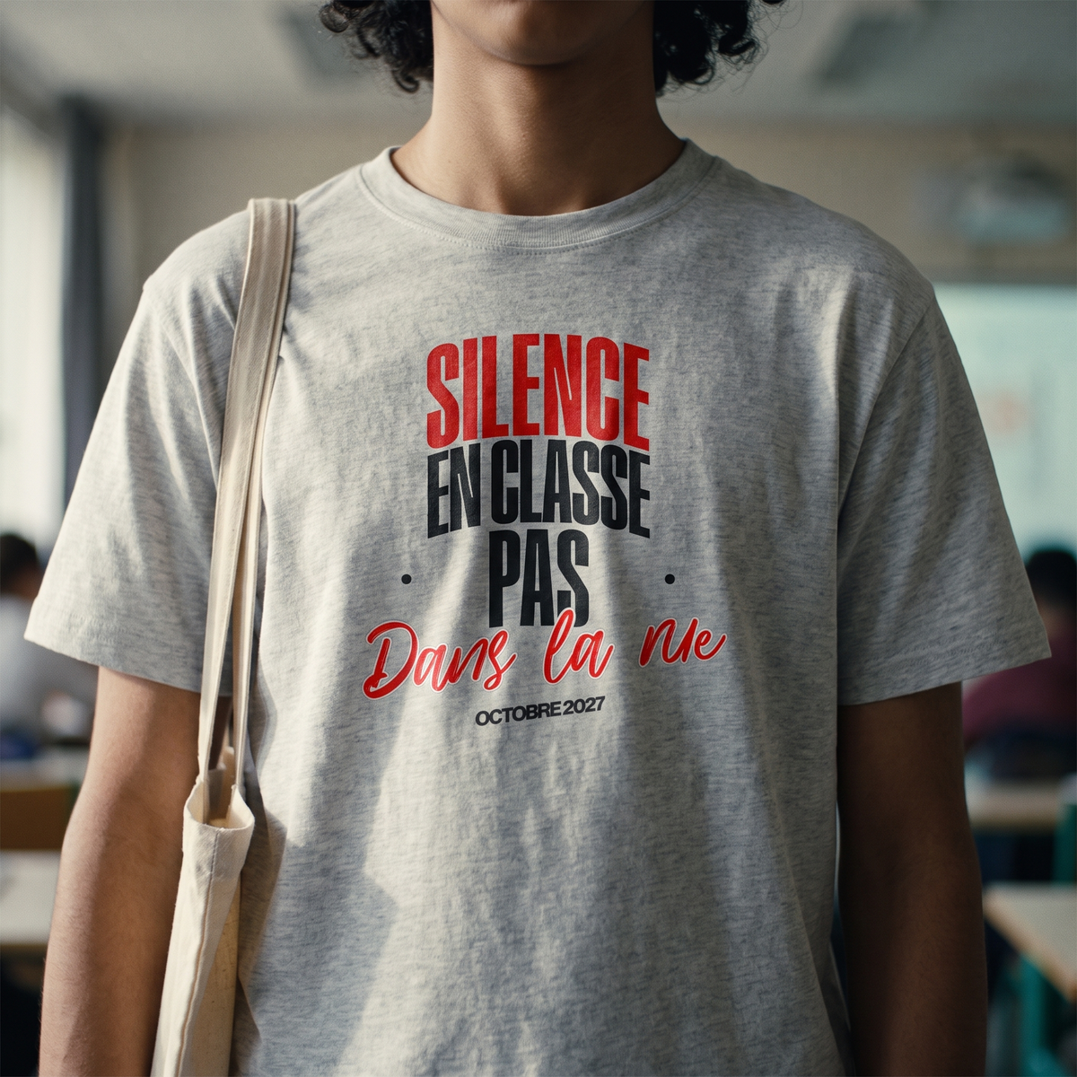 Gros plan du print « Silence en classe, pas dans la rue » sur t-shirt gris clair porté – CHT'M Boutique