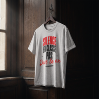 T-shirt manif gris clair « Silence en classe, pas dans la rue » sur cintre en bois – t-shirt manif original CHT'M