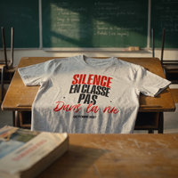 T-shirt manif gris clair « Silence en classe, pas dans la rue » posé sur un pupitre dans une salle de classe – t-shirt manif pas cher CHT'M