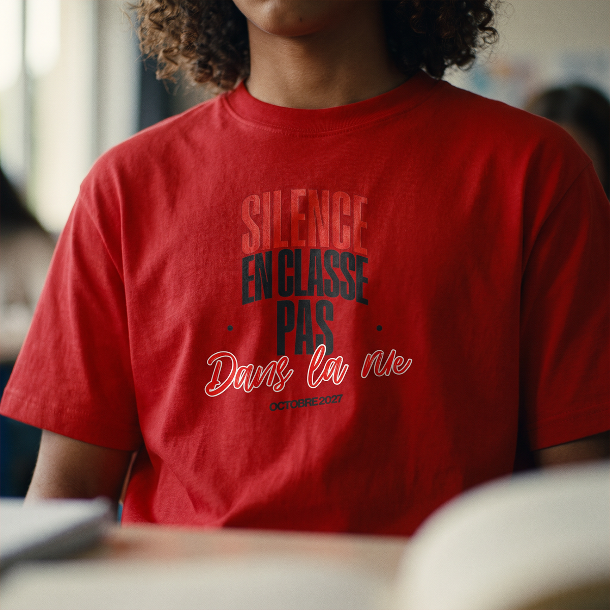Gros plan du print « Silence en classe, pas dans la rue » sur t-shirt rouge porté – CHT'M Boutique