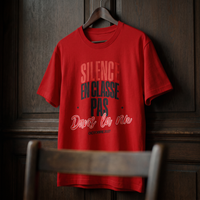 Gros plan du t-shirt manif rouge « Silence en classe, pas dans la rue » sur cintre – CHT'M Boutique