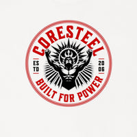 Détail du badge Coresteel Built for Power sur le t-shirt musculation oversized blanc