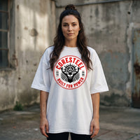 Femme portant le t-shirt musculation oversized Coresteel blanc, coupe boxy streetwear CHT'M