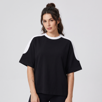 Femme portant le t-shirt oversize original colorblock noir et blanc CHT'M, style streetwear belge unique