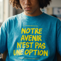 Gros plan du slogan jaune fluo sur le t-shirt oversized délavé Gen Z bleu lagon porté – CHT'M Boutique