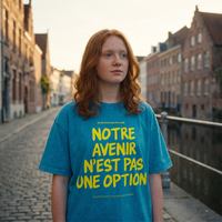 Lycéenne en t-shirt oversized délavé Gen Z bleu lagon « Notre avenir n'est pas une option » au bord d'un canal à Gand – tshirt genz pas cher CHT'M
