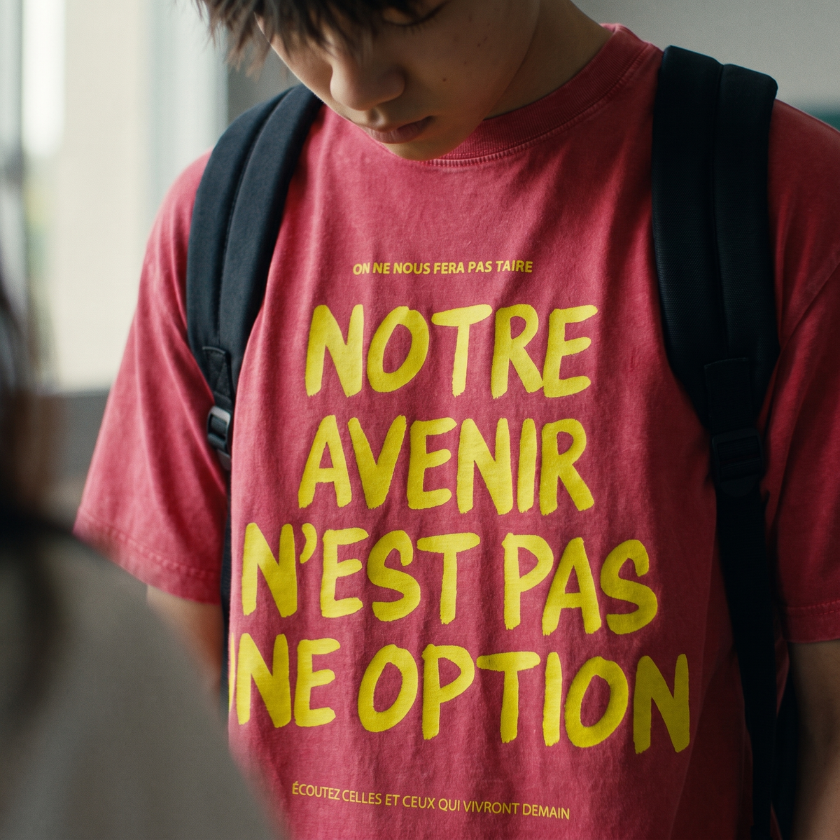 Gros plan du slogan jaune fluo sur le t-shirt oversized délavé Gen Z rouge foncé porté – CHT'M Boutique