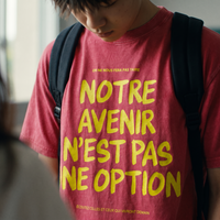 Gros plan du slogan jaune fluo sur le t-shirt oversized délavé Gen Z rouge foncé porté – CHT'M Boutique