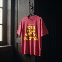 T-shirt oversized délavé Gen Z rouge foncé « Notre avenir n'est pas une option », slogan jaune fluo, sur cintre en bois – t-shirt manif original CHT'M