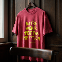 Gros plan du t-shirt oversized délavé Gen Z rouge foncé « Notre avenir n'est pas une option » sur cintre – CHT'M Boutique