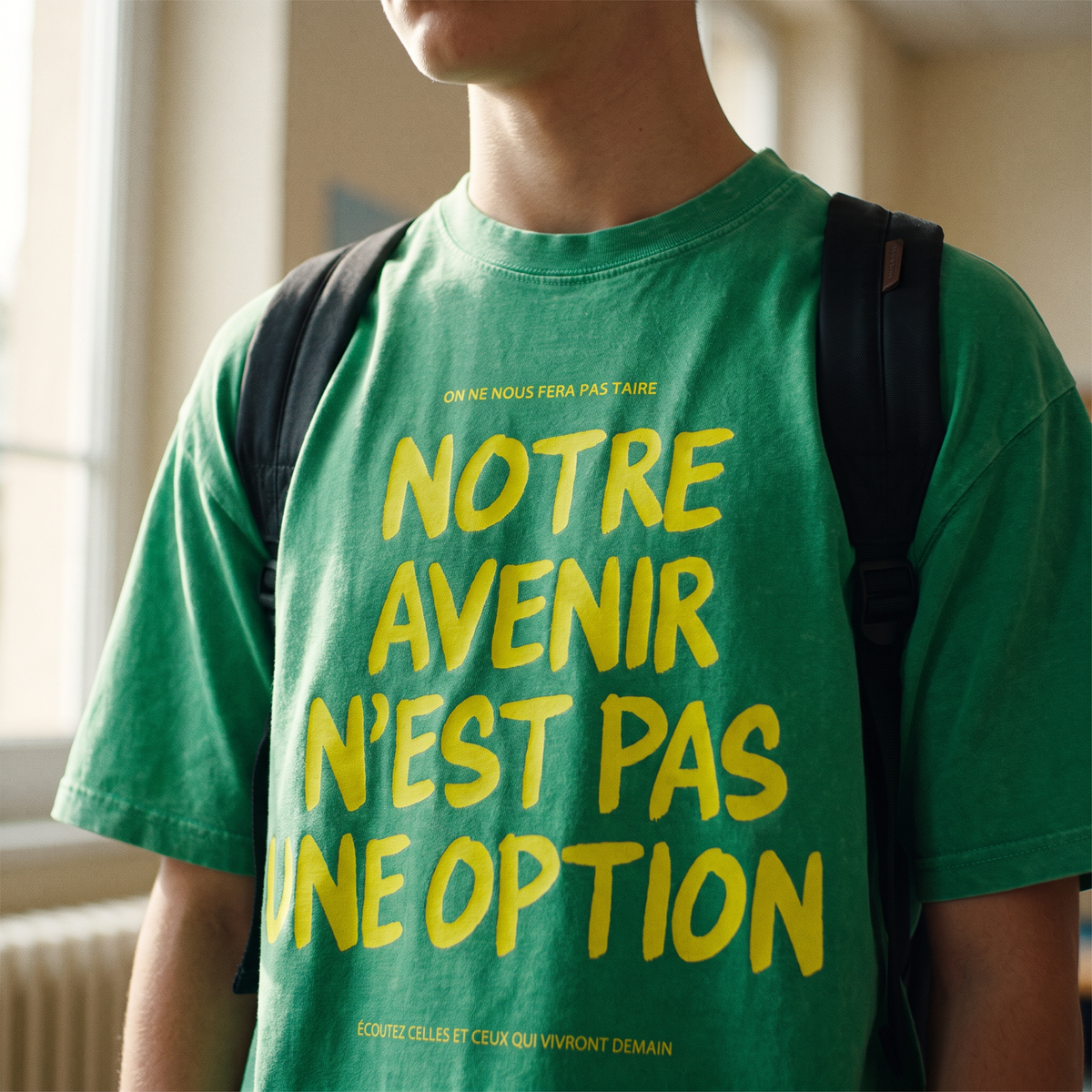 Gros plan du slogan jaune fluo sur le t-shirt oversized délavé Gen Z vert prairie porté – CHT'M Boutique