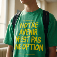 Gros plan du slogan jaune fluo sur le t-shirt oversized délavé Gen Z vert prairie porté – CHT'M Boutique