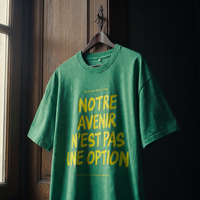 T-shirt oversized délavé Gen Z vert prairie « Notre avenir n'est pas une option », slogan jaune fluo, sur cintre en bois – t-shirt manif original CHT'M