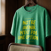 Gros plan du t-shirt oversized délavé Gen Z vert prairie « Notre avenir n'est pas une option » sur cintre – CHT'M Boutique