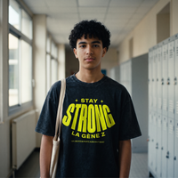 Lycéen portant le t-shirt oversized délavé Gen Z noir « Stay Strong la Gène Z » dans un couloir de lycée – t-shirt manif pas cher CHT'M