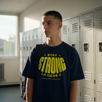 Lycéen portant le t-shirt oversized Gen Z bleu marine « Stay Strong la Gène Z » dans un couloir de lycée – t-shirt manif pas cher CHT'M