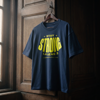 T-shirt oversized Gen Z bleu marine « Stay Strong la Gène Z » jaune fluo sur cintre en bois – t-shirt manif original CHT'M