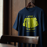 Gros plan du t-shirt oversized Gen Z bleu marine « Stay Strong la Gène Z » sur cintre – CHT'M Boutique