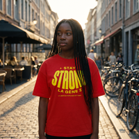 Lycéenne en t-shirt oversized Gen Z rouge « Stay Strong la Gène Z » dans le quartier étudiant de Liège – tshirt genz pas cher CHT'M