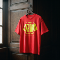 T-shirt oversized Gen Z rouge « Stay Strong la Gène Z » jaune fluo sur cintre en bois – t-shirt manif original CHT'M