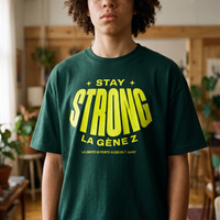 Gros plan du print jaune fluo « Stay Strong la Gène Z » sur le t-shirt oversized vert bouteille porté – CHT'M Boutique