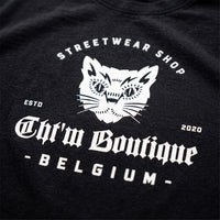 Gros plan du logo chat CHT'M Boutique Belgium imprimé sur le t-shirt oversized noir
