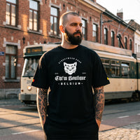 T-shirt oversized original CHT'M noir porté dans une rue belge devant un tram