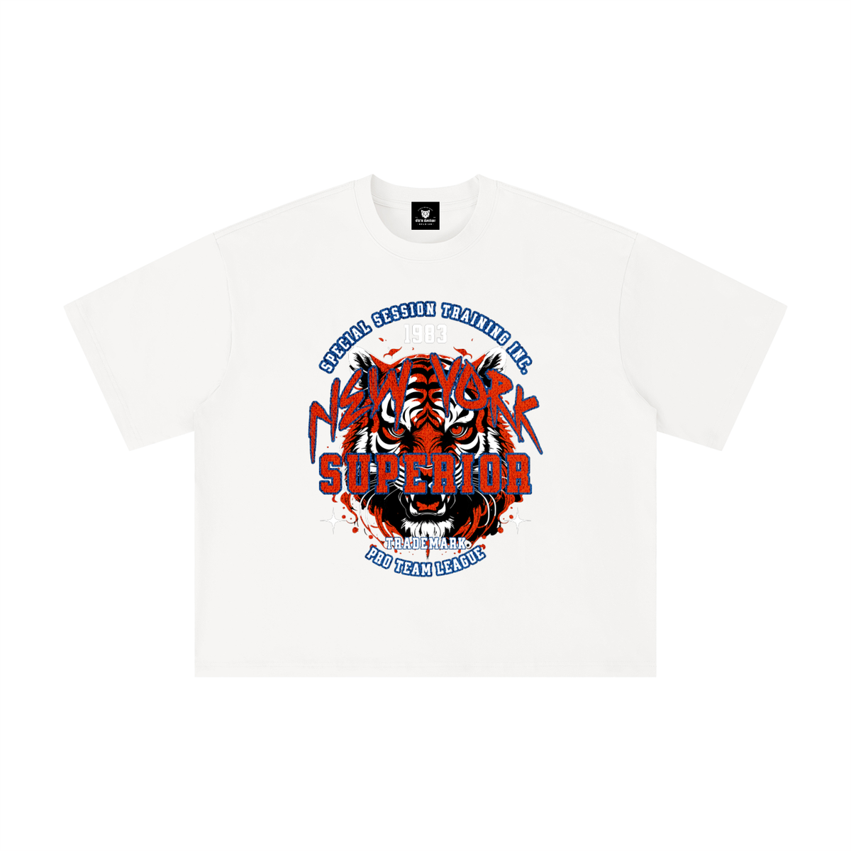 T-shirt oversized original tête de tigre New York blanc, vue de face avec l'imprimé varsity rouge et bleu