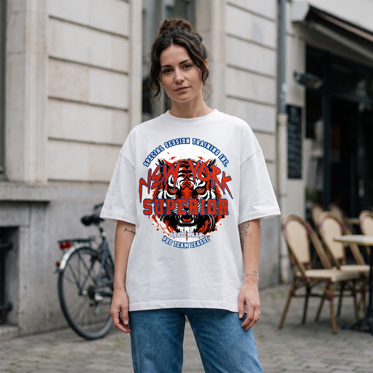 Femme portant le t-shirt oversized original tête de tigre New York blanc en rue, streetwear belge CHT'M