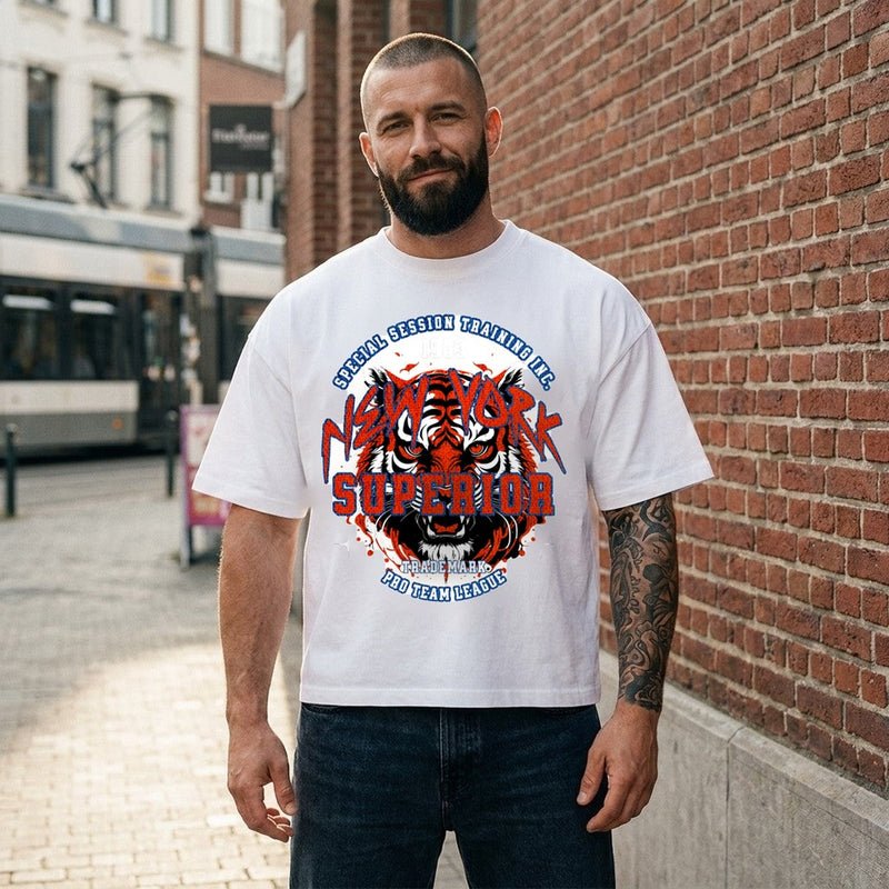 Homme portant le t-shirt oversized original tête de tigre New York blanc dans une rue belge, streetwear CHT'M