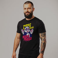 Homme portant le t-shirt panda original noir Ding Dong Mada Fakas, panda à lunettes rouges avec deux pistolets