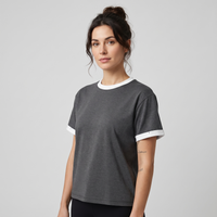 Femme portant le t-shirt original poignets contrastés gris anthracite CHT'M, style streetwear belge unique